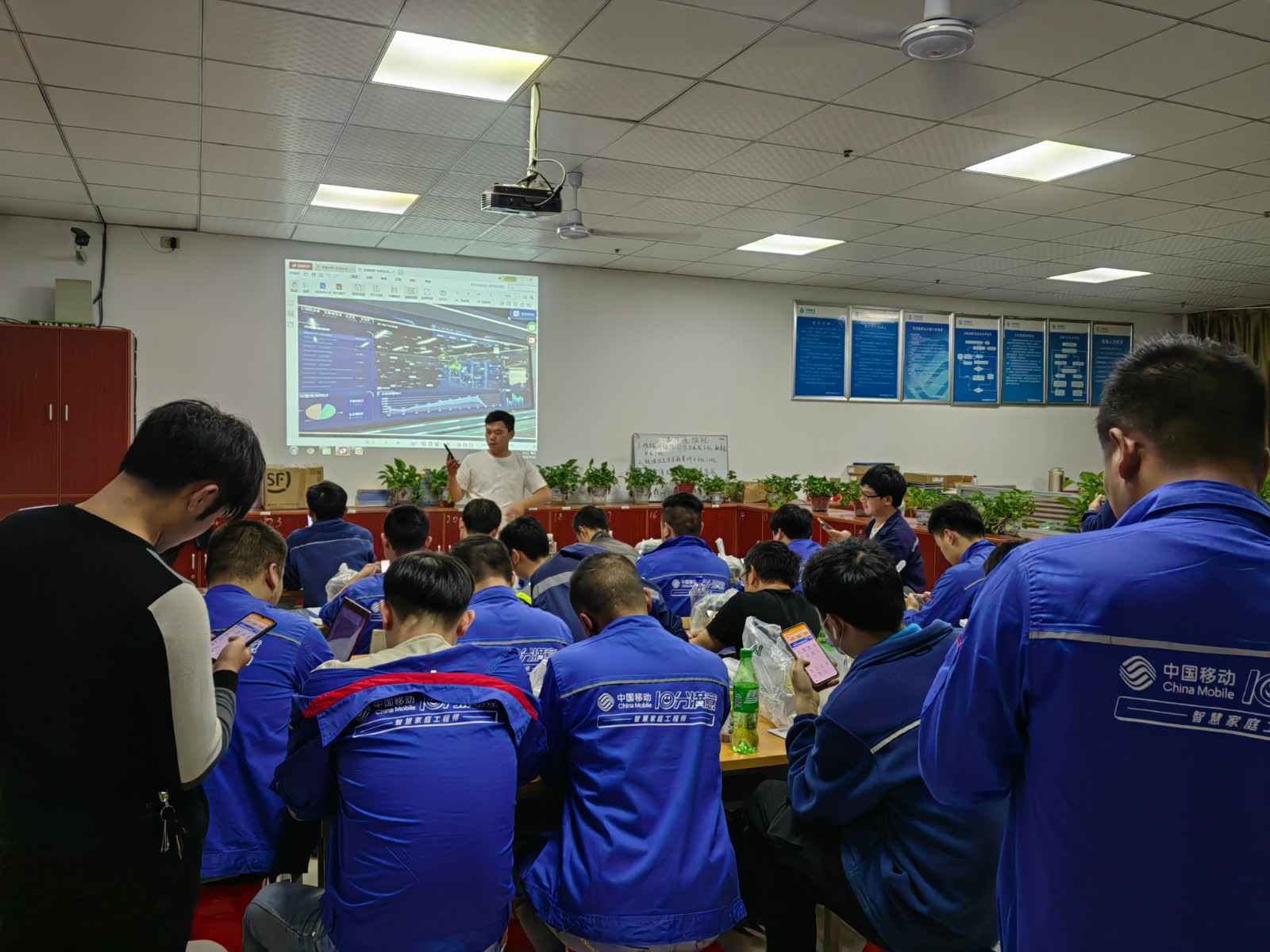 LEJING.COM为中移铁通有限公司安全用电培训